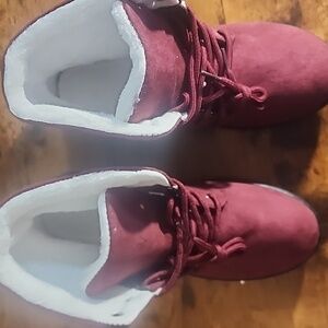 FIRM PRICE Stylish burgundy winter boots with cozy faux fur lining. Size 7.5